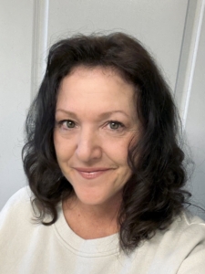 Head shot author Kari Lee Townsend